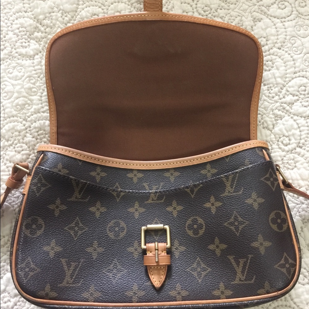 Louis Vuitton solange crossbody purse